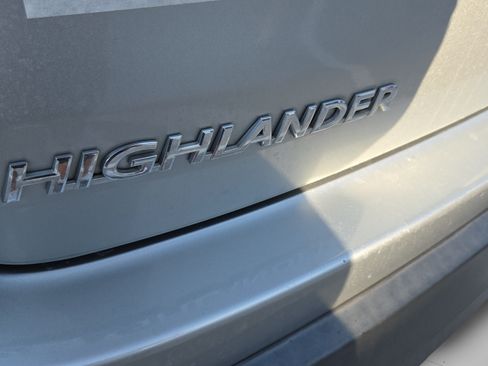 Used 2019 Toyota Highlander Plus FWD image 30