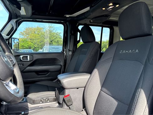 Used 2019 Jeep Wrangler Unlimited Sahara AWD/4WD image 17
