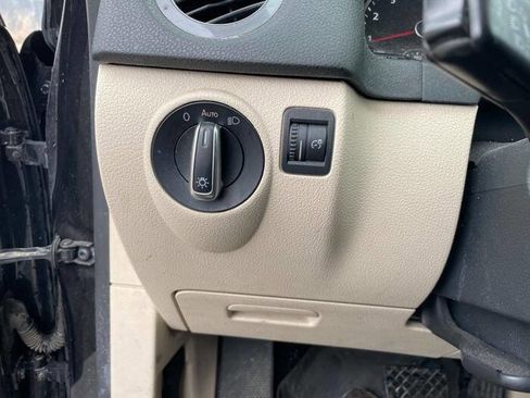 Used 2016 Volkswagen Tiguan S image 35