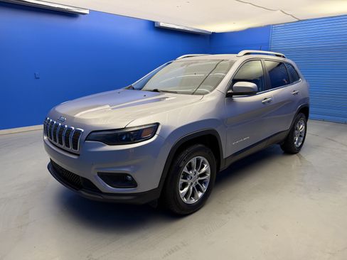 Used 2021 Jeep Cherokee Latitude Plus w/ Sun & Sound Group AWD/4WD image 4