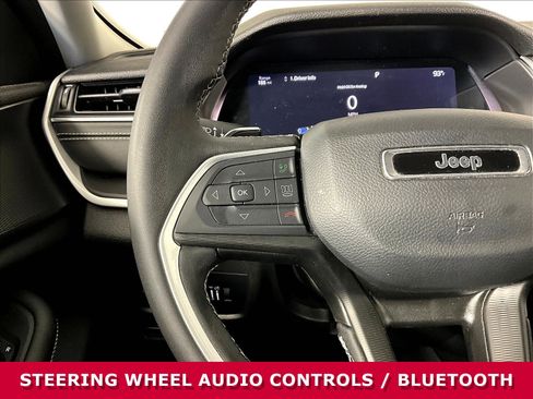 Used 2023 Jeep Grand Cherokee Laredo AWD/4WD image 11