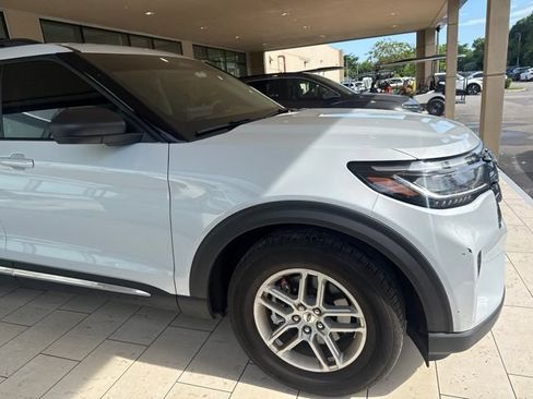 Used 2025 Ford Explorer Active RWD image 4