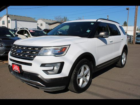 Used 2017 Ford Explorer XLT image 1