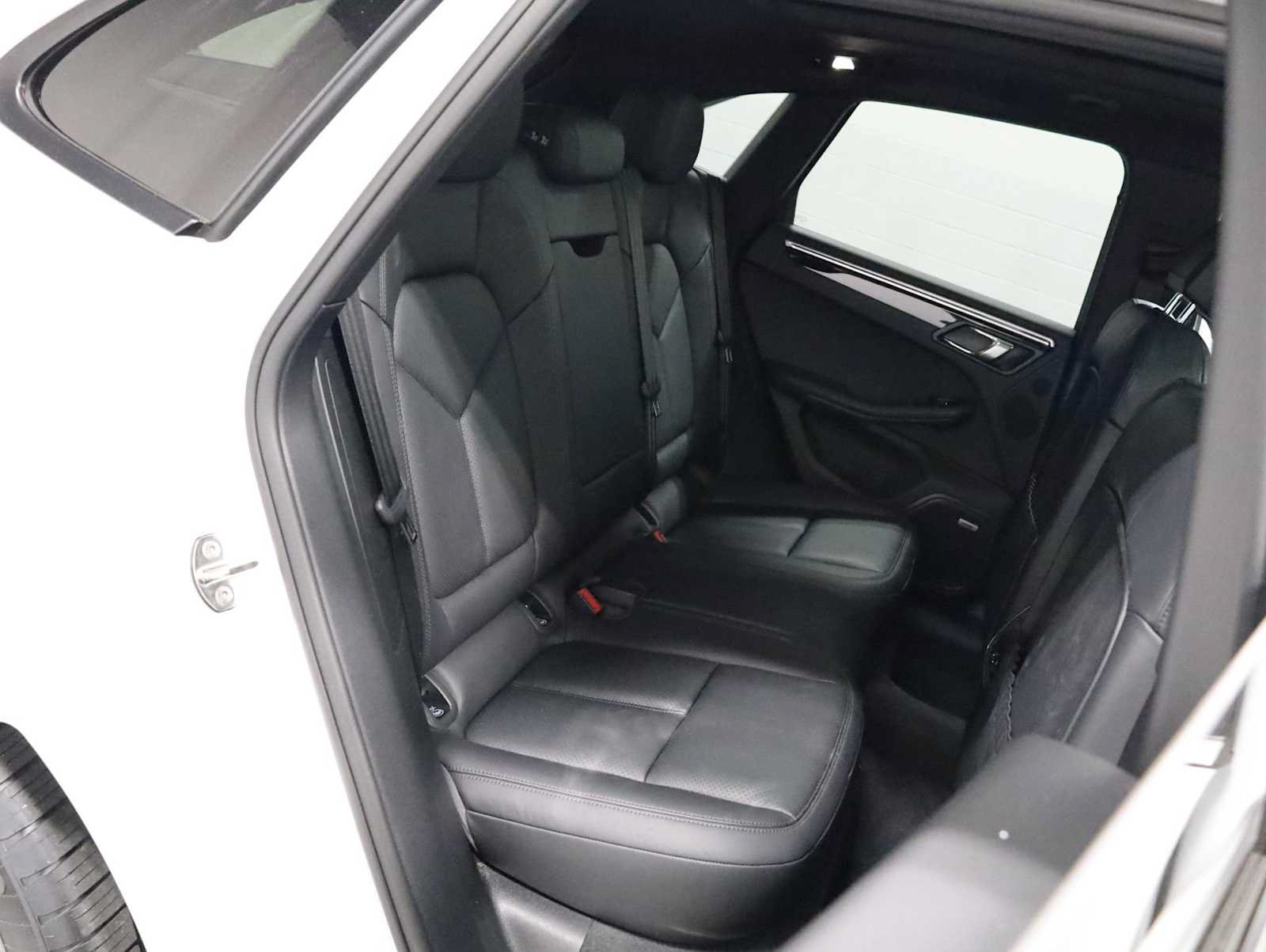 Used 2020 Porsche Macan AWD/4WD image 37