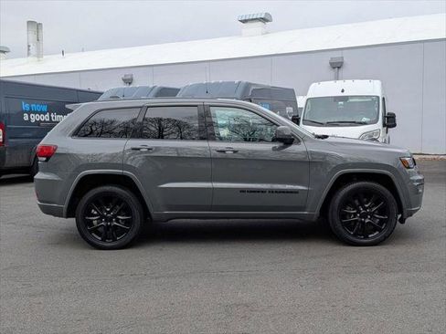 Certified 2022 Jeep Grand Cherokee Laredo X AWD/4WD image 2