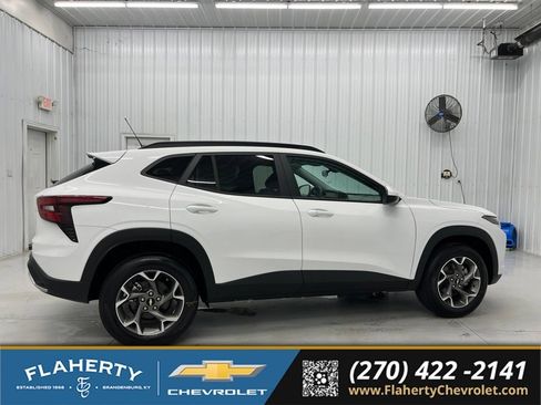 New 2026 Chevrolet Trax LT w/ LT Convenience Package FWD image 2