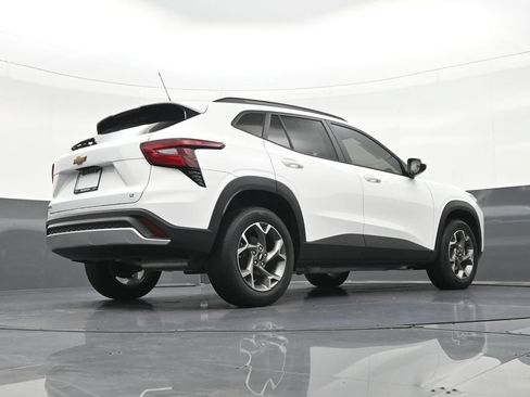 Used 2025 Chevrolet Trax LT FWD image 27