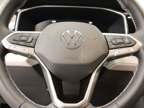 Used 2025 Volkswagen Taos SE FWD image 12