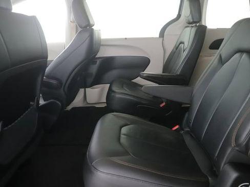 Used 2019 Chrysler Pacifica Touring-L FWD image 26