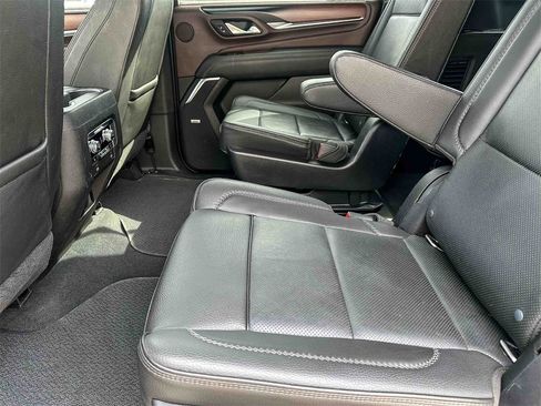 Used 2021 GMC Yukon XL Denali w/ Denali Premium Package image 18