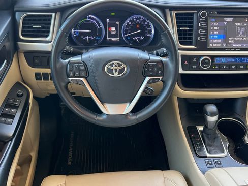 Used 2019 Toyota Highlander XLE AWD/4WD image 16
