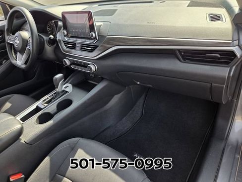 Used 2025 Nissan Altima 2.5 SV FWD image 17