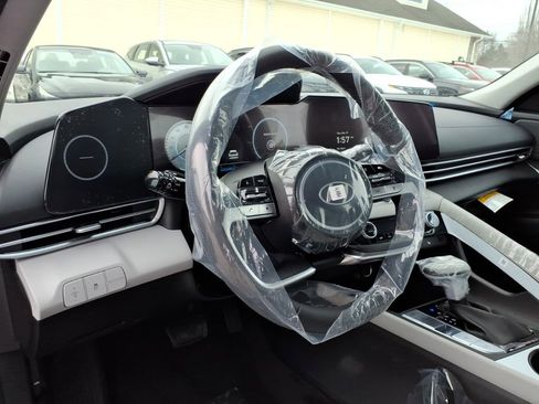 New 2025 Hyundai Elantra Limited image 13