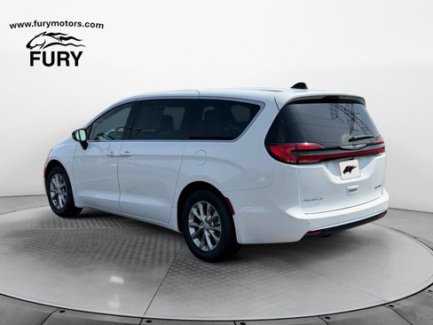 Used 2026 Chrysler Pacifica Limited FWD image 5