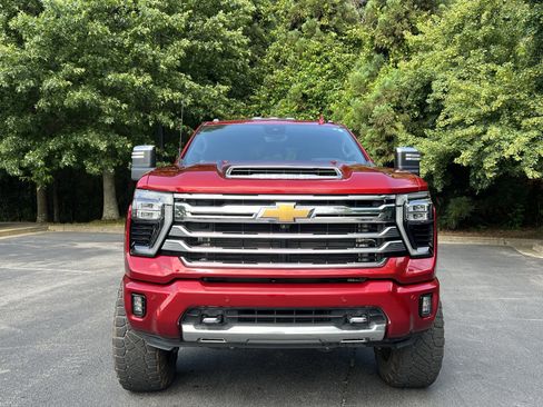 Used 2024 Chevrolet Silverado 2500 High Country w/ High Country Premium Package AWD/4WD image 3