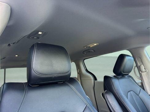 Used 2024 Chrysler Pacifica Touring-L FWD image 20