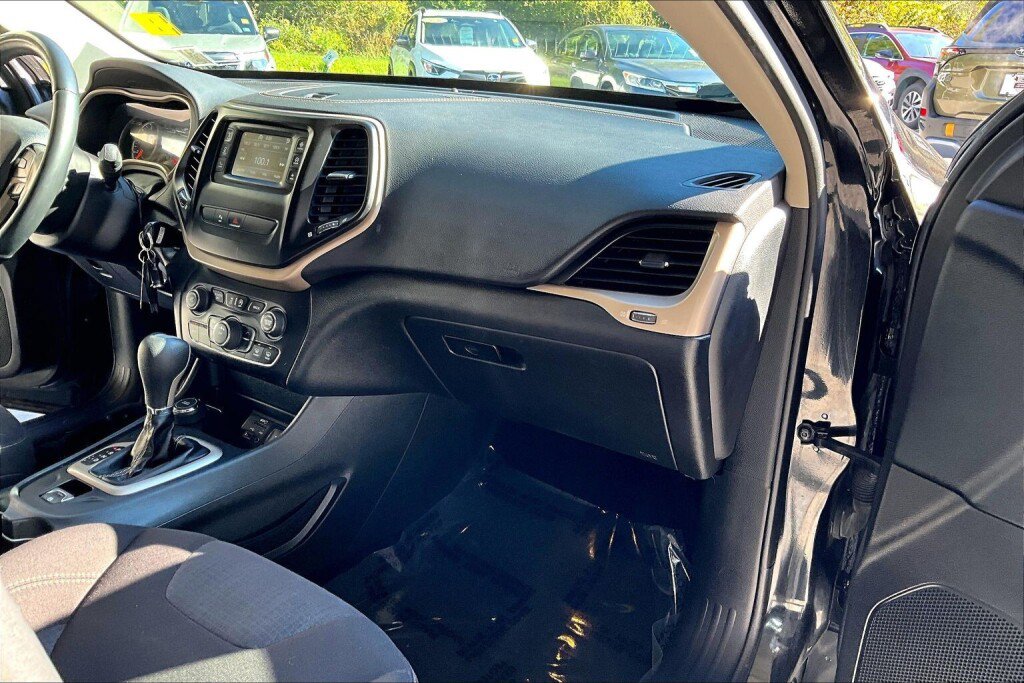 Used 2016 Jeep Cherokee Latitude w/ Safety/Convenience Group AWD/4WD image 11