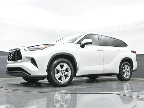 Used 2023 Toyota Highlander L FWD image 23