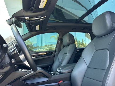 Certified 2023 Porsche Cayenne AWD/4WD image 5