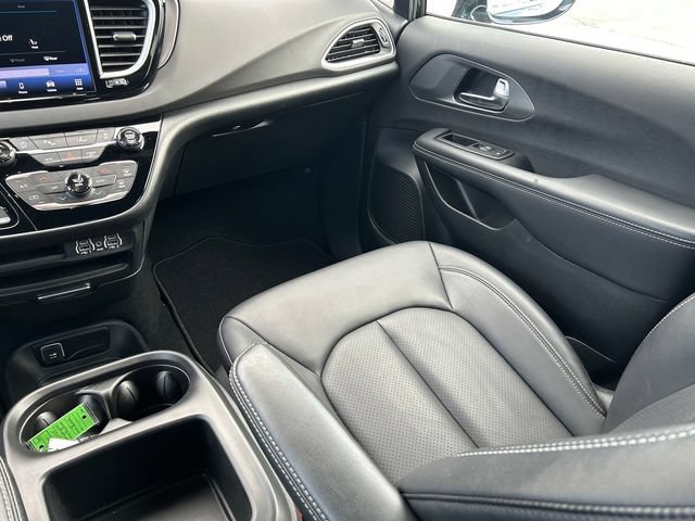 Used 2025 Chrysler Pacifica Select FWD image 49