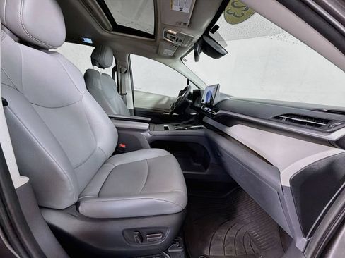 Used 2023 Toyota Sienna XLE FWD image 30