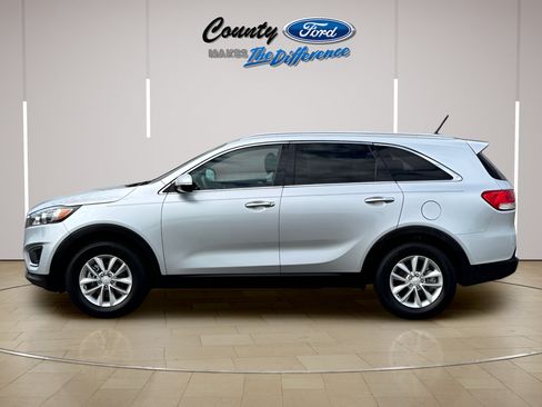 Used 2017 Kia Sorento FWD image 3