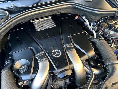 Used 2016 Mercedes-Benz GL 550 4MATIC image 32