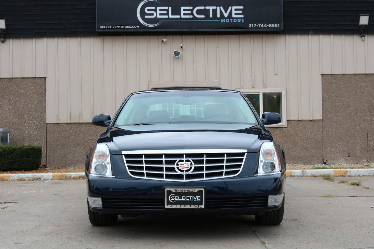 Used 2009 Cadillac DTS w/ Sun And Sound Package FWD image 2
