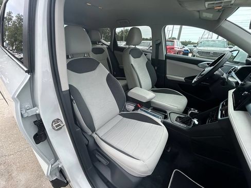 New 2026 Volkswagen Taos SE FWD image 31