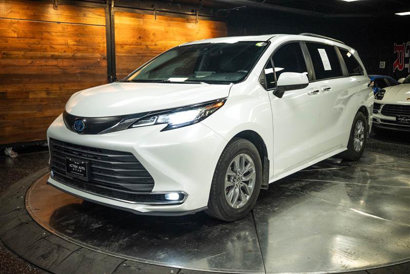 Used 2023 Toyota Sienna XLE AWD/4WD image 2