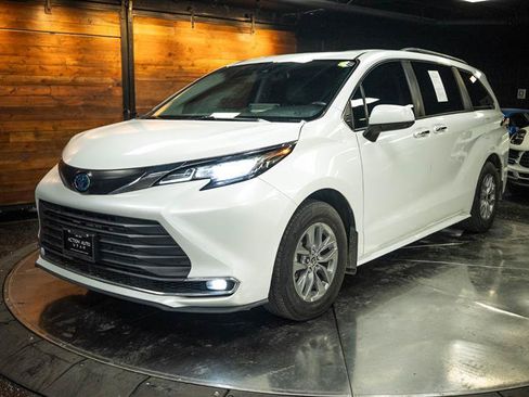 Used 2023 Toyota Sienna XLE AWD/4WD image 2