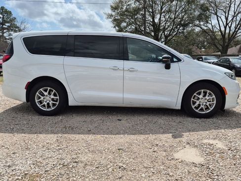 Used 2025 Chrysler Pacifica Select image 3