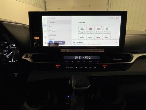 Used 2025 Toyota Sienna XLE image 37