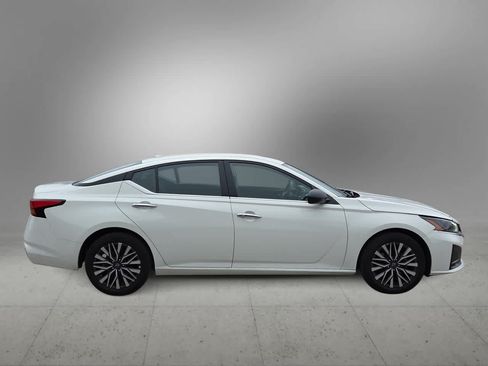 Used 2025 Nissan Altima 2.5 SV FWD image 9