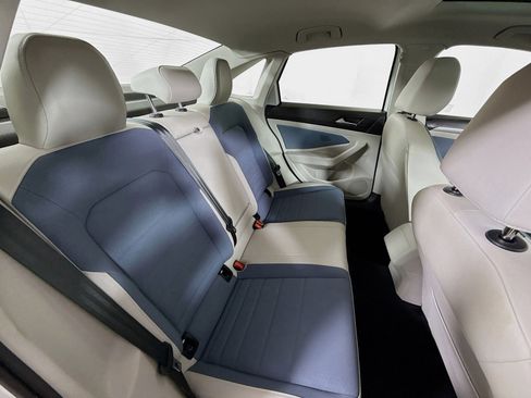 Certified 2025 Volkswagen Jetta SE w/ Sunroof Package image 24