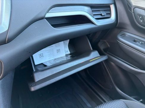 Used 2024 GMC Terrain SLE w/ Driver Convenience Package FWD image 18