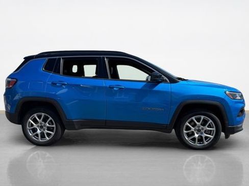 Used 2025 Jeep Compass Limited AWD/4WD image 2