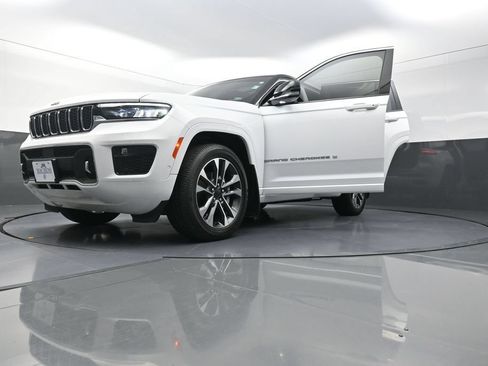 Used 2024 Jeep Grand Cherokee Overland w/ Luxury Tech Group IV AWD/4WD image 31