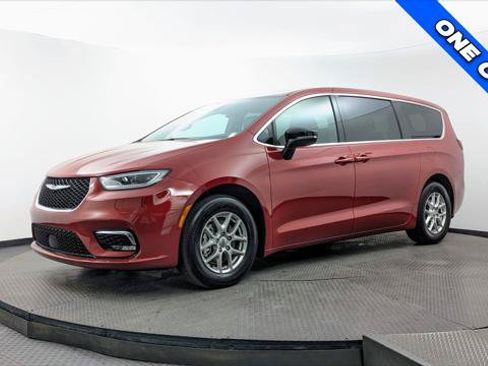 Used 2025 Chrysler Pacifica Select FWD image 2