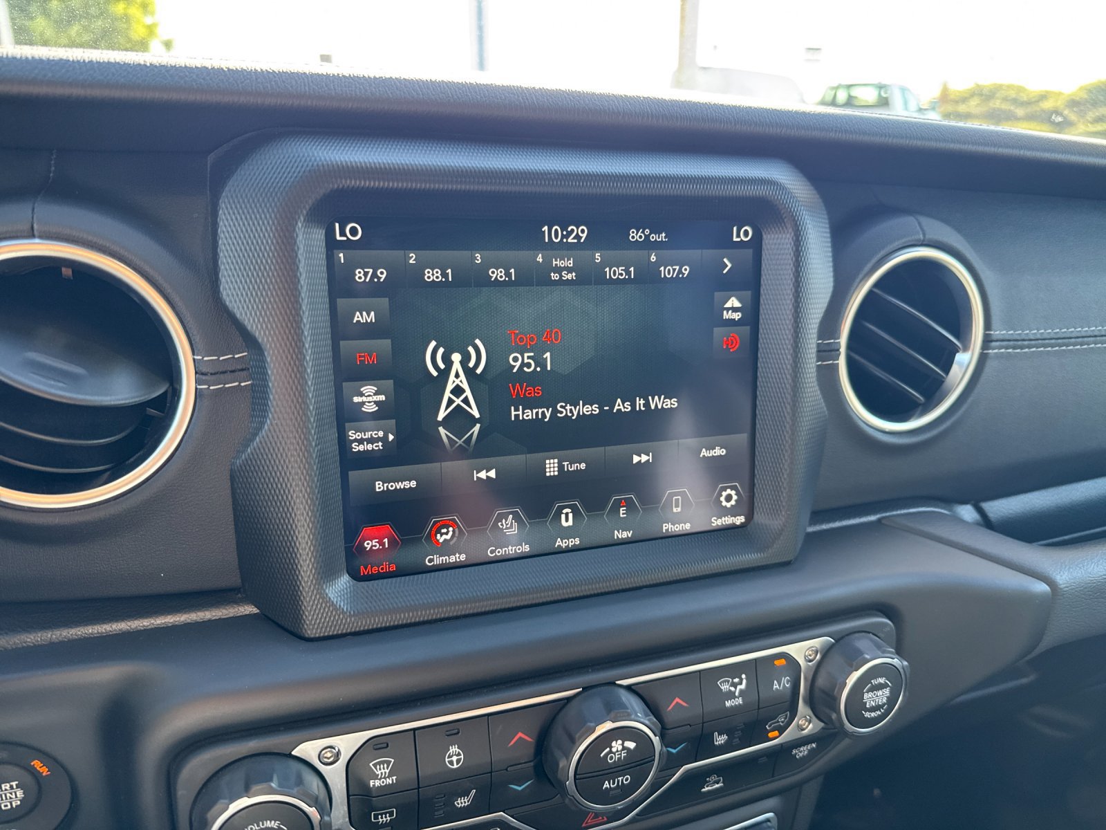 Used 2022 Jeep Wrangler Unlimited Sahara w/ Cold Weather Group AWD/4WD image 14