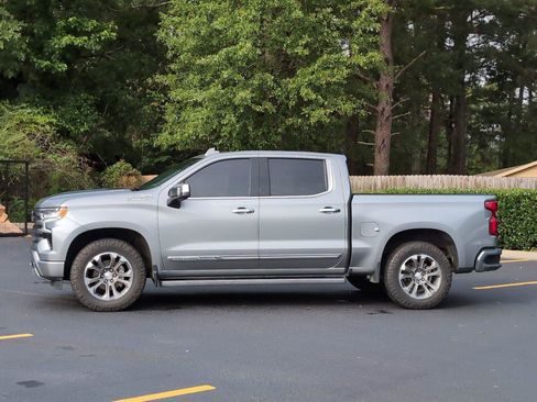Used 2023 Chevrolet Silverado 1500 High Country w/ Technology Package AWD/4WD image 2