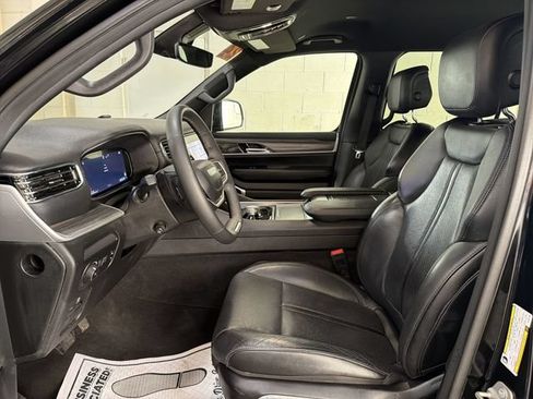 Used 2024 Jeep Wagoneer L Series II w/ Flexible Seating Group AWD/4WD image 11