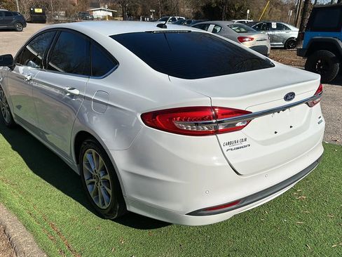 Used 2017 Ford Fusion SE w/ Fusion SE Technology Package image 5