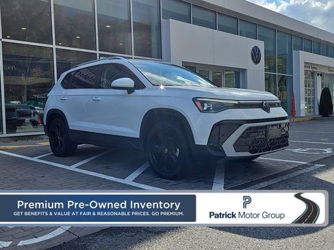 Certified 2025 Volkswagen Taos SEL image 1