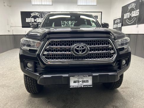 Used 2017 Toyota Tacoma TRD Off-Road w/ Premium & Technology Package AWD/4WD image 2