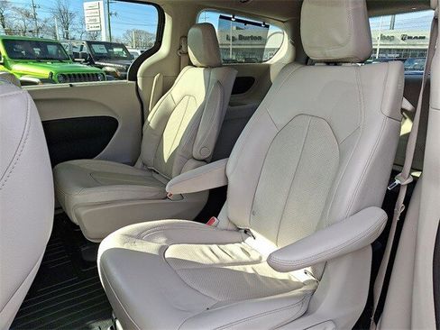 Used 2021 Chrysler Pacifica Touring-L image 10