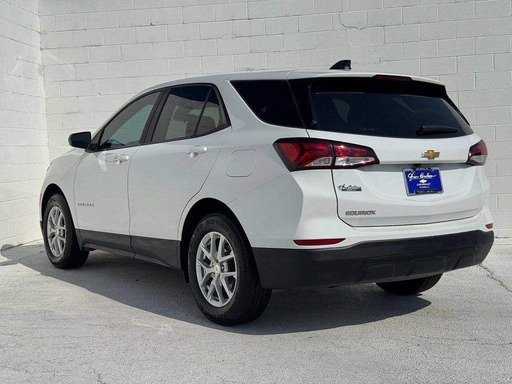 Used 2023 Chevrolet Equinox LS w/ LS Convenience Package FWD image 9