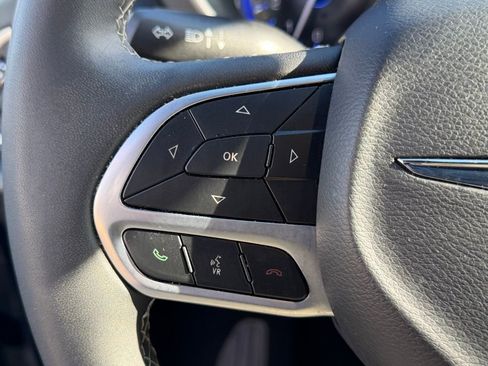 Certified 2025 Chrysler Pacifica Select image 25