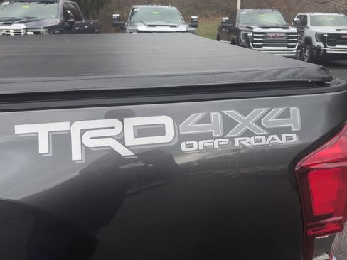 Used 2017 Toyota Tacoma TRD Off-Road image 9