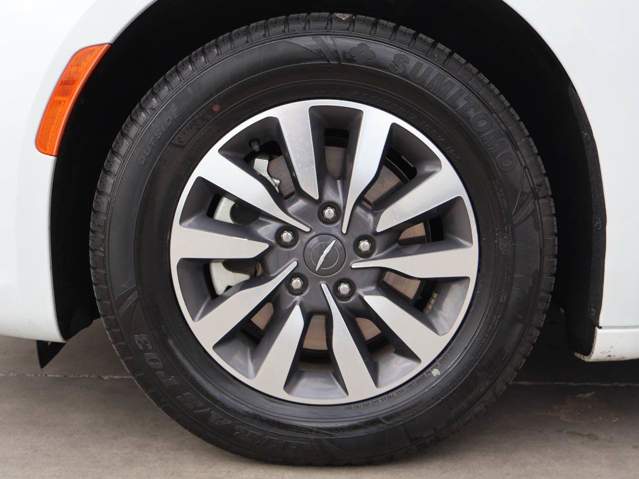 Used 2024 Chrysler Pacifica Limited FWD image 6